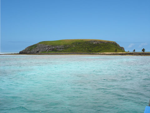 Ilha Redonda – A mais alta de todas, só perde para a Santa Bárbara, que se encontra fora dos limites do Parque. Possui encostas abruptas onde fragatas costumam fazer seus ninhos. Durante o verão, recebe a visita das tartarugas-cabeçudas para a desova