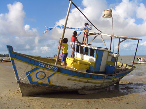 Barca com meninos na maré baixa - desembocadura do rio Caravelas