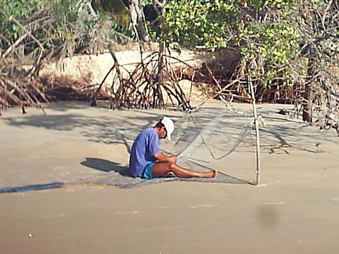 pescador de camarão arrumando a rede