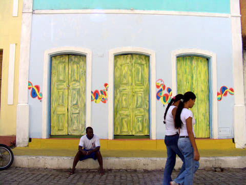 transeuntes pela rua de Nova Viçosa, BA