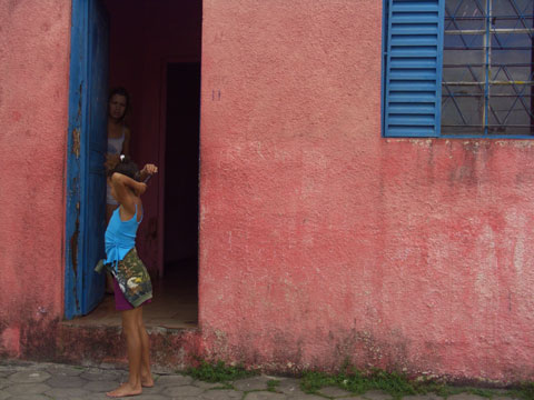 Menina na porta de casa - Nova Viçosa