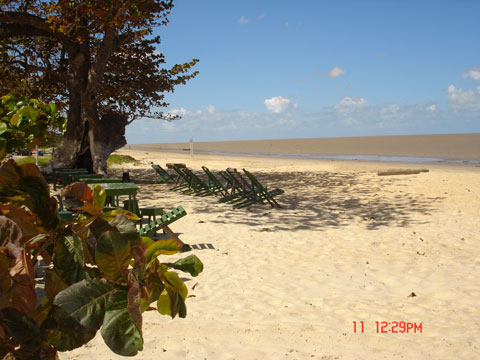 Barracas praia do Grauçã - Barra de Caravelas, BA - Brasil