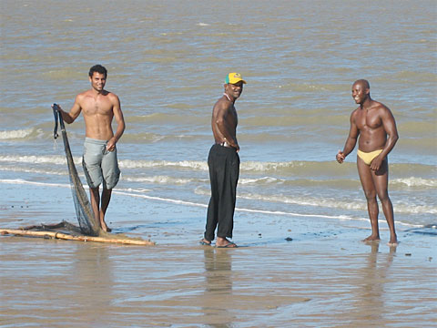 Pescadores de camarão - Praia do Grauçã - Barra de Caravelas